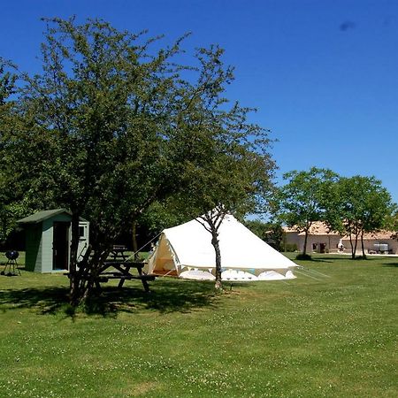 Camping La Foret De Tesse Exteriér fotografie