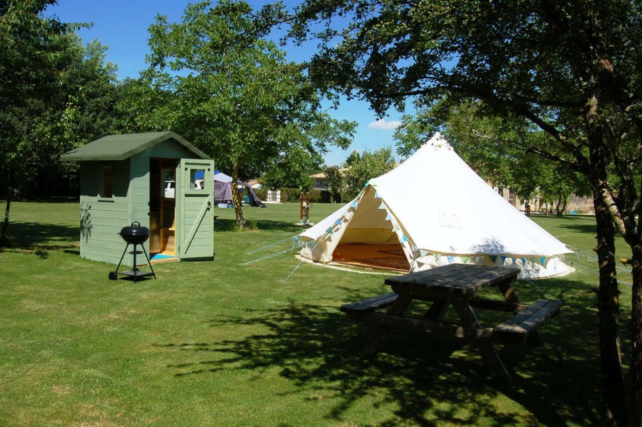 Camping La Foret De Tesse Exteriér fotografie