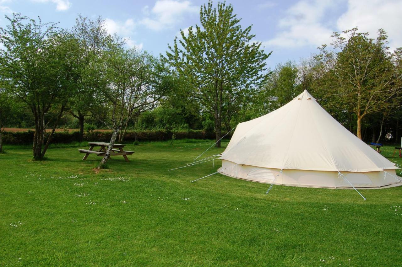 Camping La Foret De Tesse Exteriér fotografie